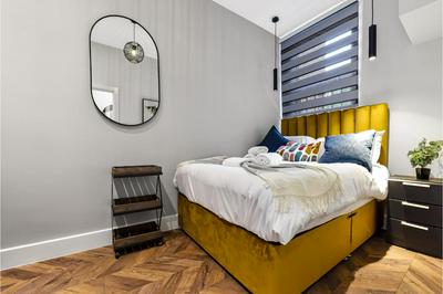 Chic London Flat - 2 Doubles & Full Bath