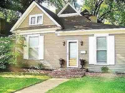 Large historical home w/ fire pit, chef kitchen.