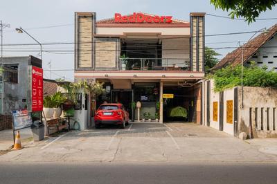 RedDoorz near Kampung Inggris Pare