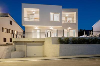Villa Symphony, heated pool - 10m from the sea