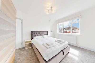 Modern 3 bedroom House with garden & private parking