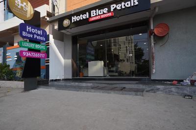 Hotel Blue Petals