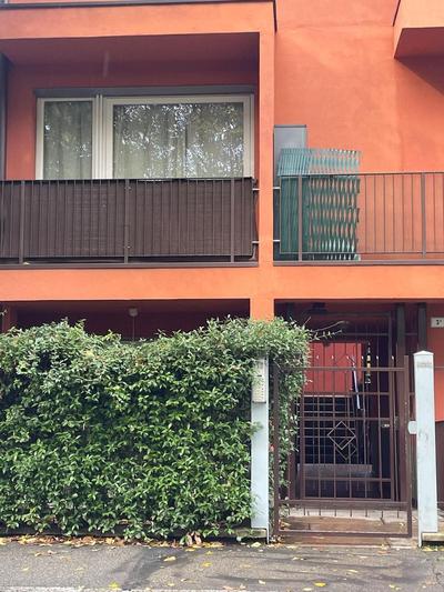 Casa con giardino di fronte al parco
