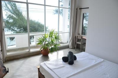 The Stables Oceanfront Hotel Midigama