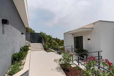 Fabulous Villa Sansarea with a pool near the sea