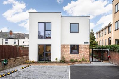 Elliot Oliver - Deluxe Two Bedroom Apartment With Parking & EV Charger