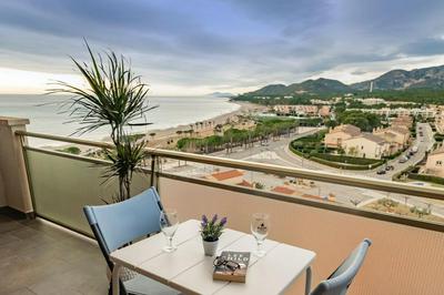 Apartamento con terraza, vistas playa y montaña