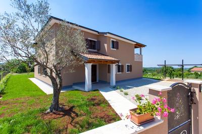 Villa Roza in Central Istria with whirlpool and playground for kids - pet friendly