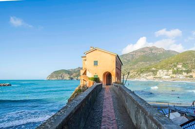 Sunshine Front Beach Levanto