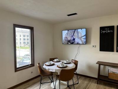 Capital Suite on 6th Street - King Bed / Downtown!