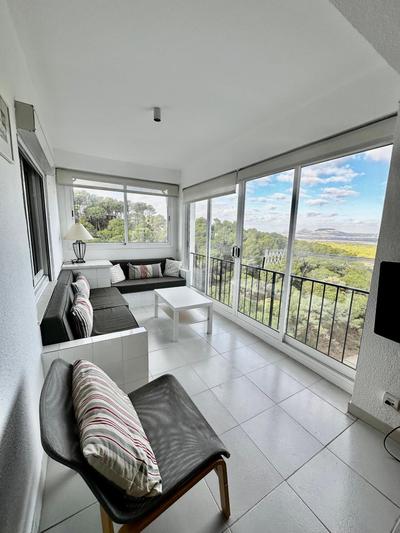 Apartamento con piscina y vistas al mar