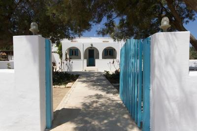 Wave Lullaby, Peaceful Beachfront Retreat in Paros