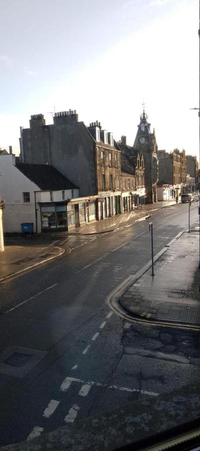 Edinburgh TWO BEDROOM apartment with free side street parking 24 hours