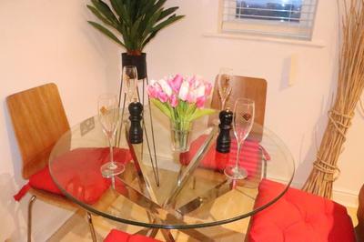 Skyline Haven - Modern 2B, Parking, Wifi & 4kTV