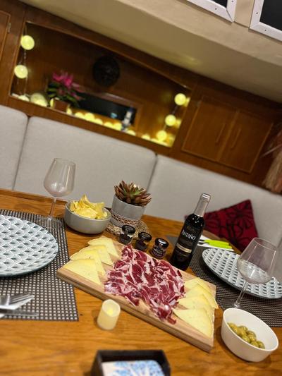 Cozy Boat Hotel in Barcelona & AC & WIFI & Parking
