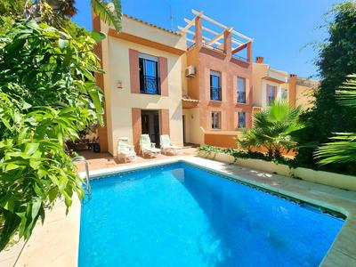 Stunning Home with Outdoor Swimmingpool, 4 Bedrooms and Wifi