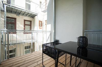 Modern apartment with a balcony near Belvedere