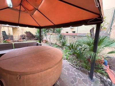 Hot tub with bubbles up to 4 people - Pepi Dream by FlorenceHospitality com