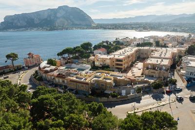 Medea Mondello Holiday