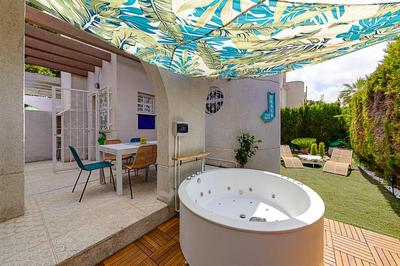Elegant Bungalow with Jacuzzi Villa Loi Charls in Torrevieja