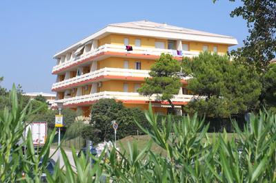 Colourful flat next to the beach-Beahost