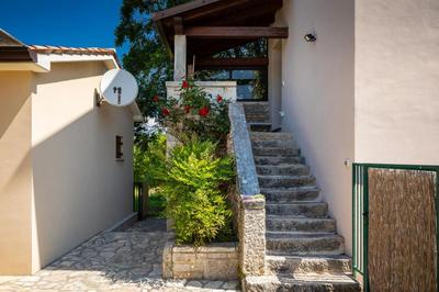 Villa Casa Bastiani with pool and grill in Buje