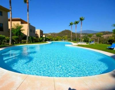 2 Bed Flat-Sleeps4-Pets-Pool-Parking-GolfClub