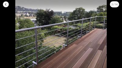 Aussichtszimmer mit modernem Glasbad und Balkon