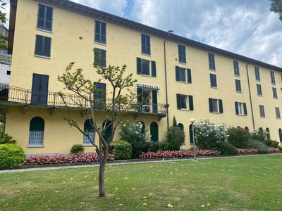 The Rose - Apartment Front lake