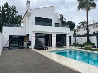Villa de Lujo Maravillosa 5 Dormitorios ,6 Banos ,Piscina WIFI en Marbella