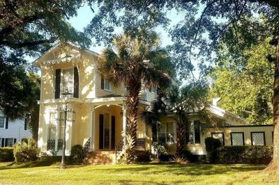 Spacious 5 Bedroom Home Near Downtown with Free Parking WiFi and Deck