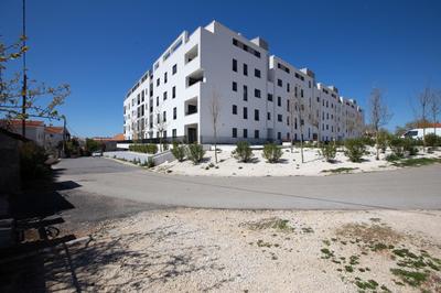 AG apartment with balcony and garage