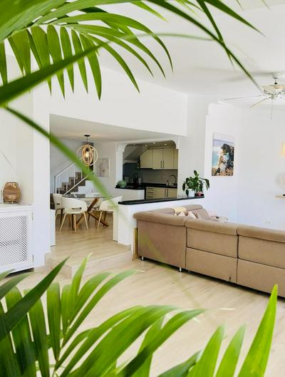 Luxury Villa with sea view, private jacuzzi & heated pool