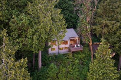 Waterfront Retreat with Fireplace, Hot Tub & Sauna