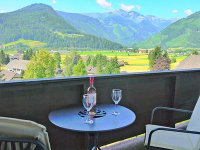 Spacious Apartment in HausBellevue with Balcony and Panoramic Mountain Aspect