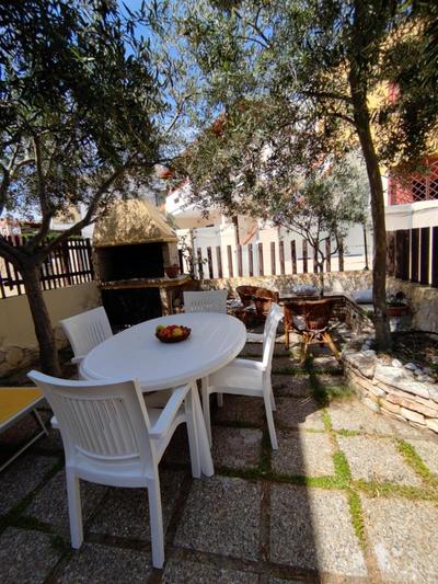 Villetta Simiri caposchiera con cortile e BBQ