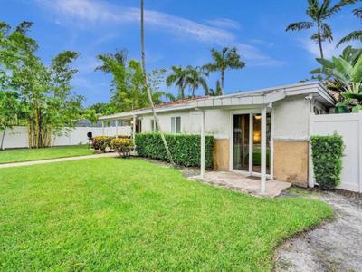 3 min. walk to Wilton Drive, pool and huge yard