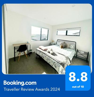 A&J Queen bedroom-Quiet and brand new with reserve view