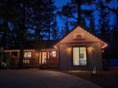 Four Seasons Getaway-Private Hot Spa with Pine Tree Views-Walk to Village and Pineknot Trailhead-Plus King Bed!