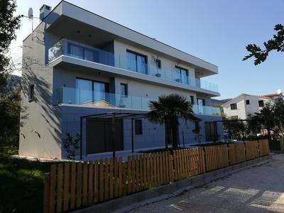 2 Bed House - Sleeps 4 - Garden - Parking - Wifi