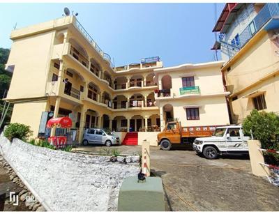 Gujrat Bhawan, Phata