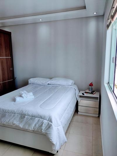 Magnífica acomodação com espetacular vista pro mar e para o espetáculo das baleias.