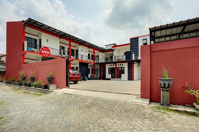 RedDoorz Syariah at Homestay Bougenville near Taman Alun-Alun Kota Lamongan