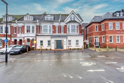 1-Bedroom Luxurious, City Centre, Chic & Stunning Apartment in Southampton, Sleeps 4 - by Blue Puffin Stays