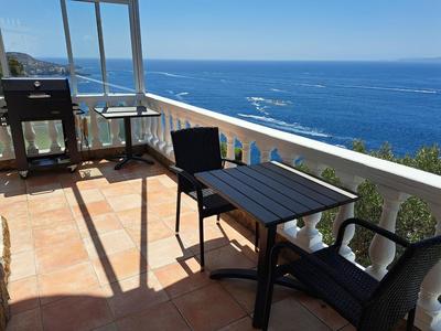 Apartment mit großer Terrasse und fantastischem Blick über den Golf von Roses.