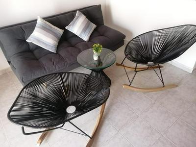 Habitación con cama doble y ventilador