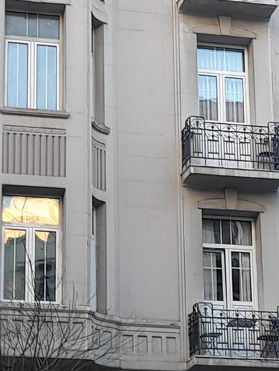 Black Onyx Comfort Suites - Elegant Stay- City Center Next to Airport Bus