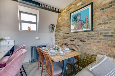 Stylish 2 bed Flat with Balcony Great views NrTube