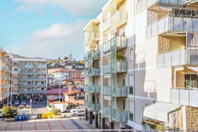 HOST4U - Luminoso e Comodo a piedi dal Centro e alla Stazione di Imperia, Parcheggio Condominiale - Foeste Apartment