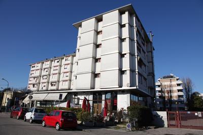 Tia House - Bright Studio with Private Parking!